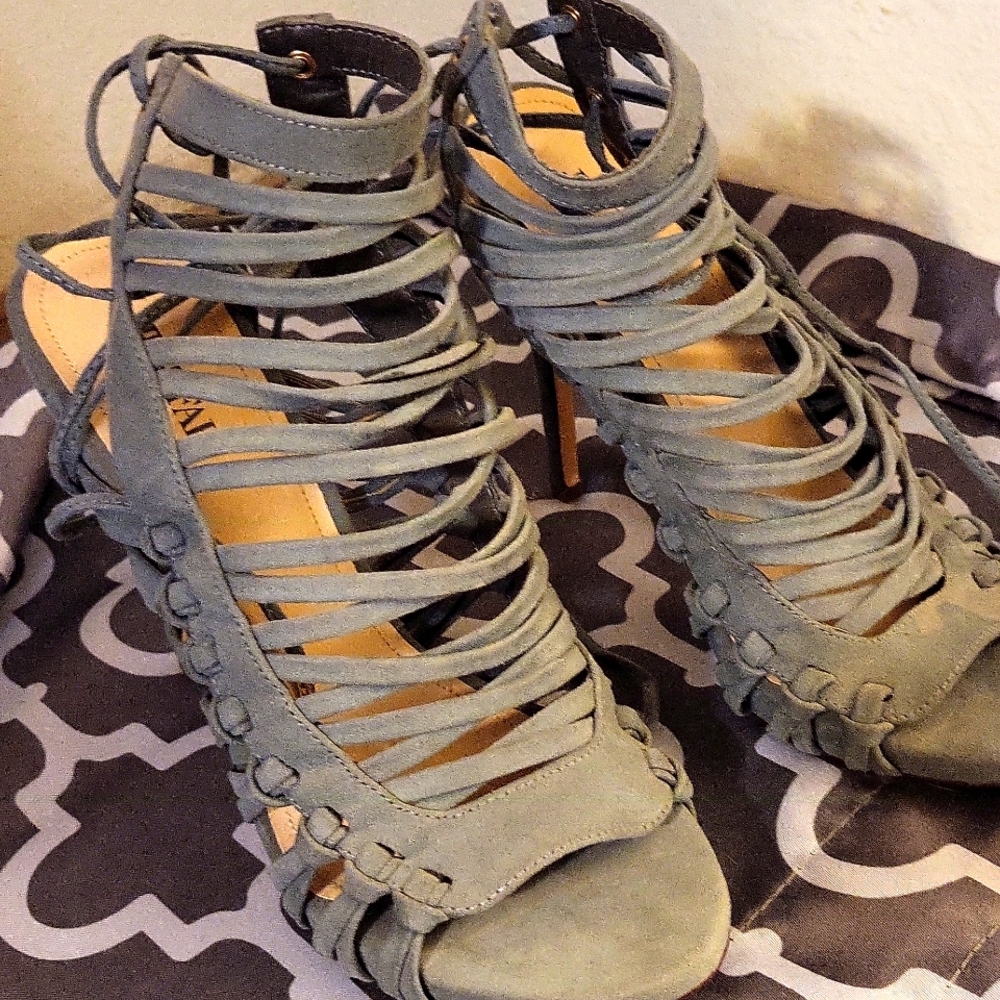Gray heels
